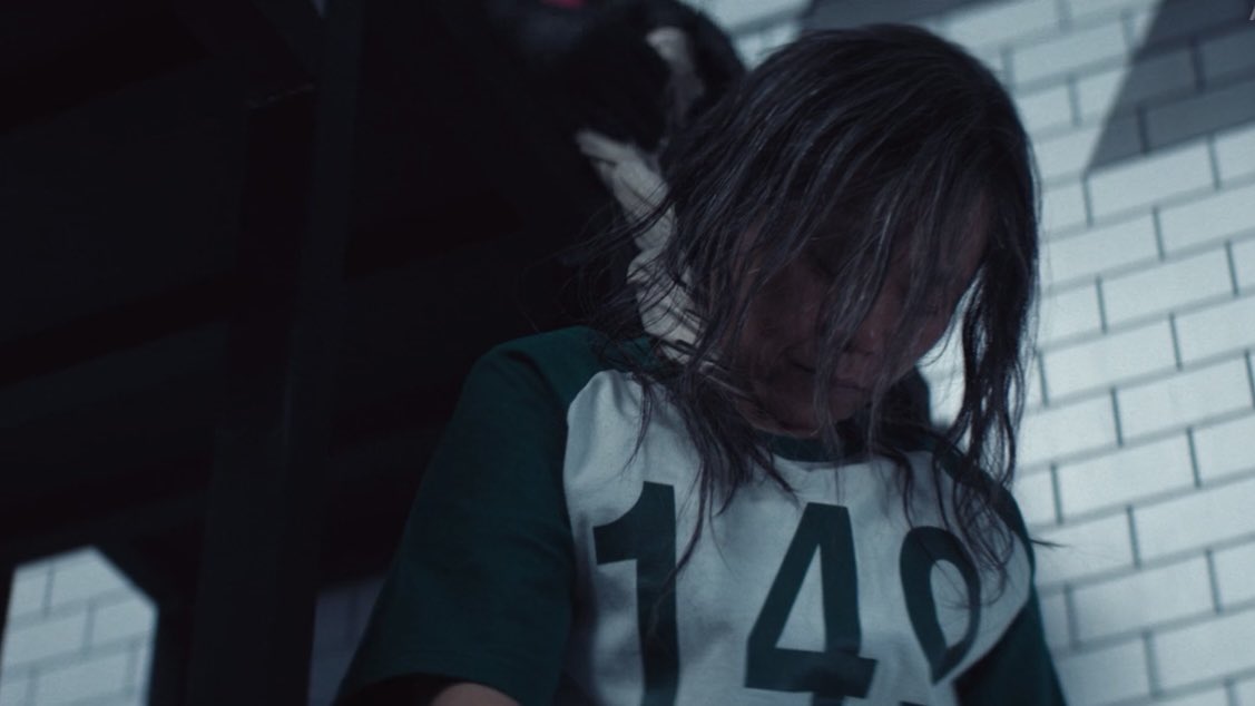 A cena da morte da 149 e todo o trajeto dela até decidir/chegar nesse momento é tão forte e difícil de digerir. Enquanto eu assistia a lágrima descia pelo meu rosto. #round6 #SquidGame