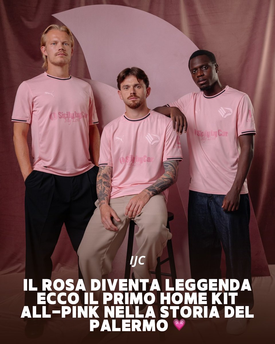 FilippoIJC's tweet photo. 🔥 ALL PINK. ALL PALERMO 🔥
Il Palermo FC svela l’Home Kit 2025/26 firmato @pumafootball: per la prima volta completamente rosa 💗
Tradizione, orgoglio e innovazione in un look unico.
Vi piace la nuova maglia? 👕👇

@Palermofficial | @pumafootball
#ItalianJerseyCollector https://t.co/44kg5Na18Z
