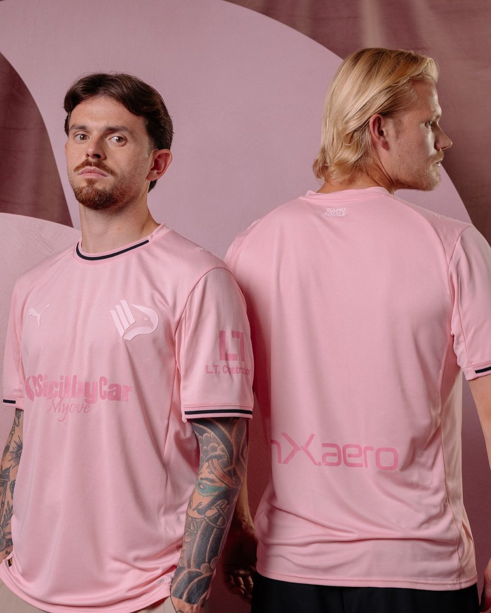FilippoIJC's tweet photo. 🔥 ALL PINK. ALL PALERMO 🔥
Il Palermo FC svela l’Home Kit 2025/26 firmato @pumafootball: per la prima volta completamente rosa 💗
Tradizione, orgoglio e innovazione in un look unico.
Vi piace la nuova maglia? 👕👇

@Palermofficial | @pumafootball
#ItalianJerseyCollector https://t.co/44kg5Na18Z