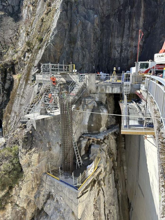 EDF_Hydro's tweet image. Des acrobaties sur le chantier de la Barthe, dans l'Aveyron ? 🤸♂️🤸♀️
Pendant le premier semestre 2025, des cordistes étaient suspendus dans le vide pour sécuriser le massif rocheux de la falaise, avant d'y installer un poteau pour y soutenir une nouvelle plateforme
L'objectif ?…