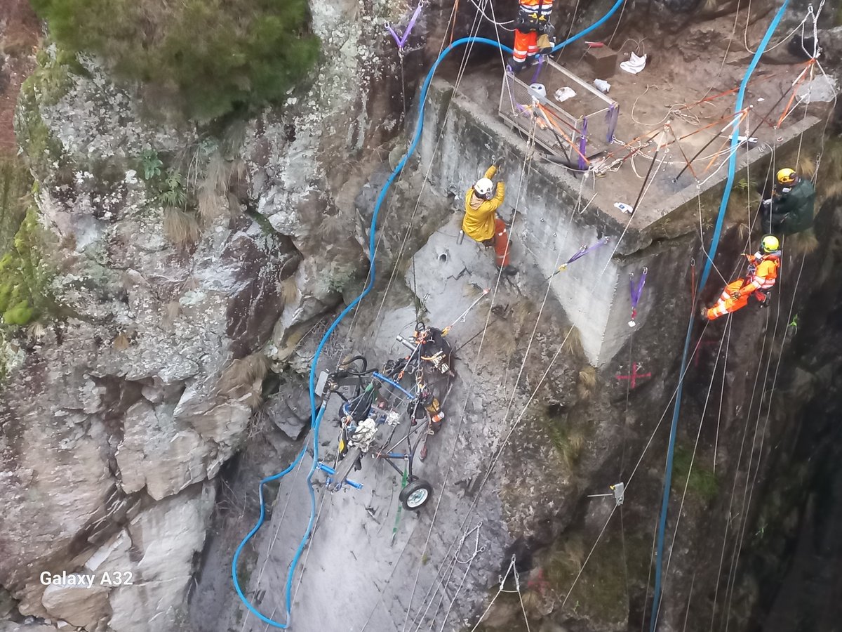 EDF_Hydro's tweet image. Des acrobaties sur le chantier de la Barthe, dans l'Aveyron ? 🤸♂️🤸♀️
Pendant le premier semestre 2025, des cordistes étaient suspendus dans le vide pour sécuriser le massif rocheux de la falaise, avant d'y installer un poteau pour y soutenir une nouvelle plateforme
L'objectif ?…