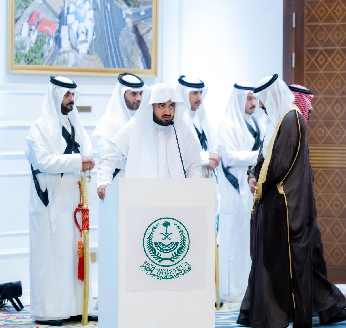 القاريء خالد الرفاعي الغامدي
التقيته الأسبوع الفائت على طائرة الباحة القادمة من الرياض ، و غمرني بلطفه و كرمه ، يعجبني جدا هذا النموذج من الشباب الذين يجمعون بين الالتزام الديني و التشبث بالأصالة و التعامل الراقي ، بارك الله فيه و في أمثاله