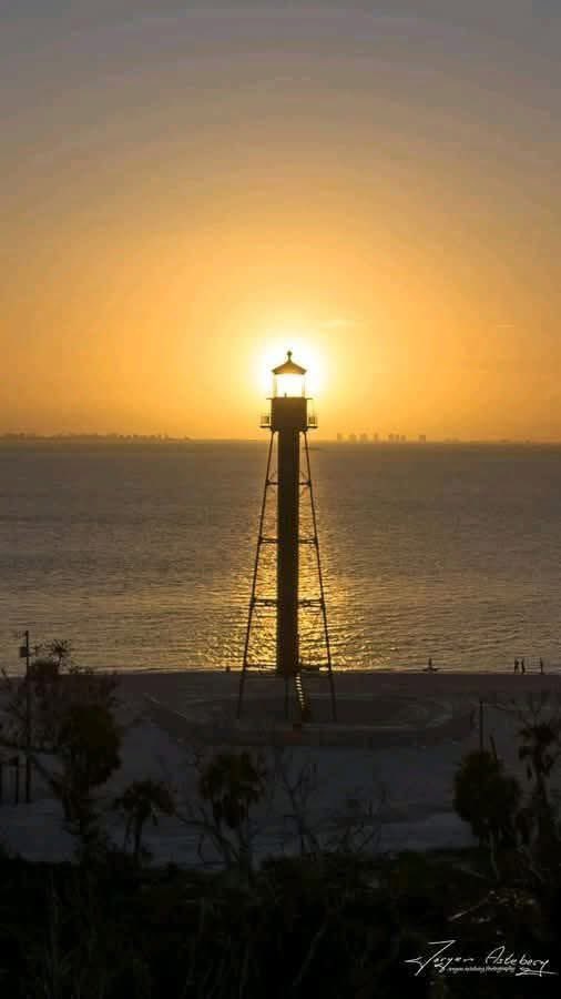 SabbyBentley's tweet image. Good morning and happy Friday, friends!
Stunning capture of the sun rising perfectly through the Sanibel Lighthouse, FL🌅✨