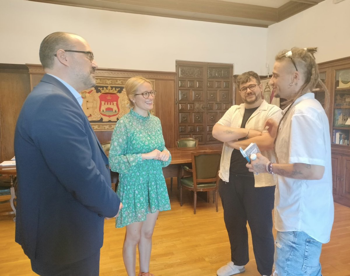 🏳️‍🌈 He recibido junto con la concejal Alexandra Rivas, a Amor Benítez Barba, pregonero del Día Internacional del Orgullo #LGTBIQ+ en #Ponferrada y a Jorge Baeza, presidente de BIDI. Todos tenemos derecho a ser felices y libres. El amor siempre vence. Feliz día del Orgullo !!! 🏳️‍🌈