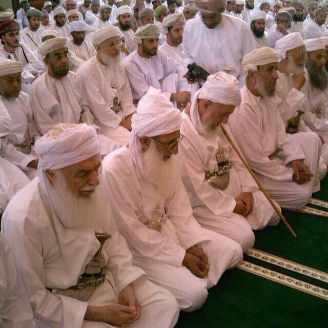 "يا دهر يا باخسَ الأحرارِ حقَّهُمُ
أَعـطِ العـدالةَ .. إنَّ اللهَ دَيَّانُ
فِيمَ التَّقَصِّي بأهلِ الفضلِ إنْ نَقَصَت
حُسناكَ زادوا ، وإنْ شانَ الورى زانوا
لا يثقلون وإن خفَّت عِيَابُهُمُ
عنِ النَّدى ولهم في الحِلمِ رُجحانُ
أخفى غباركَ يا دهري محاسنهم
فإن دعوتهُمُ في نكبةٍ بانوا"