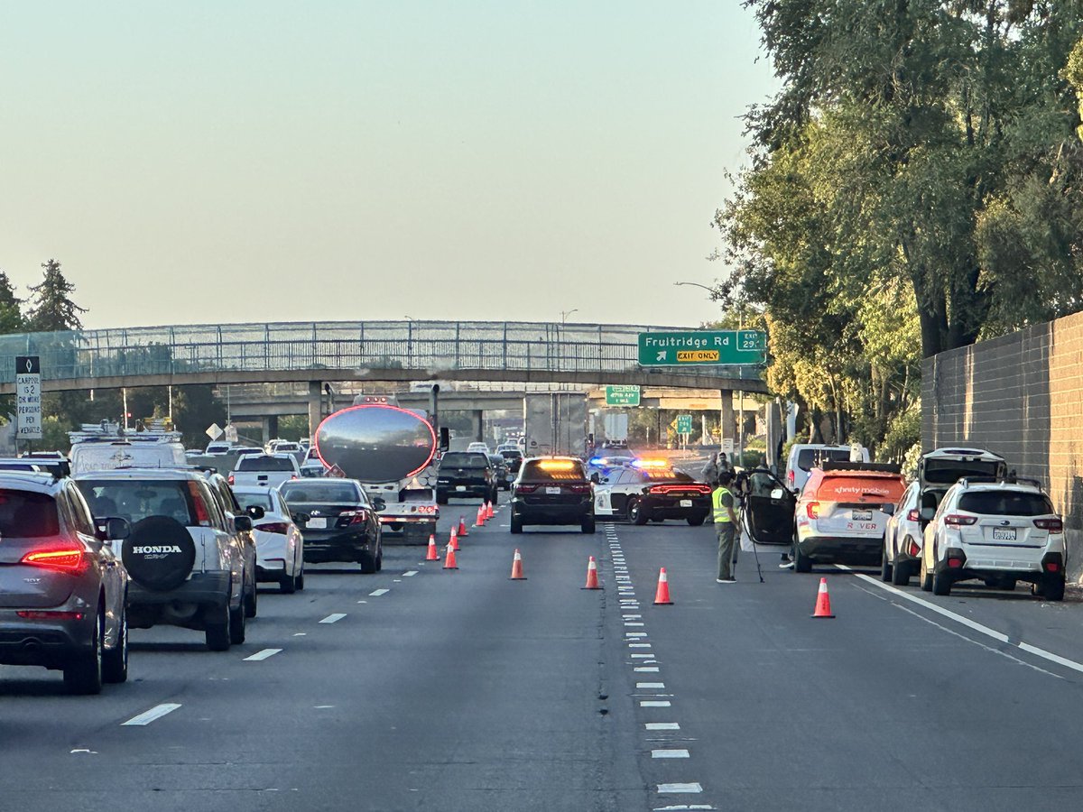 CHPSouthSac's tweet image. ⚠️ Major backup just north of Fruitridge Rd due to a CHP crash investigation.
No ETA for full reopening.
Plan ahead. Use alternate routes. Avoid delays.
📍CHP South Sacramento on scene
📲 Follow for updates
🗣️ Share to keep others informed!
#CHPSouthSac #SR99 #TrafficAlert