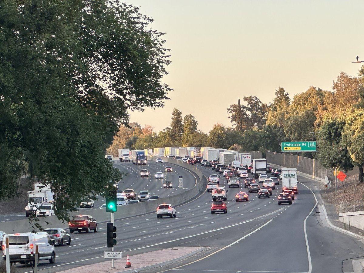 CHPSouthSac's tweet image. ⚠️ Major backup just north of Fruitridge Rd due to a CHP crash investigation.
No ETA for full reopening.
Plan ahead. Use alternate routes. Avoid delays.
📍CHP South Sacramento on scene
📲 Follow for updates
🗣️ Share to keep others informed!
#CHPSouthSac #SR99 #TrafficAlert