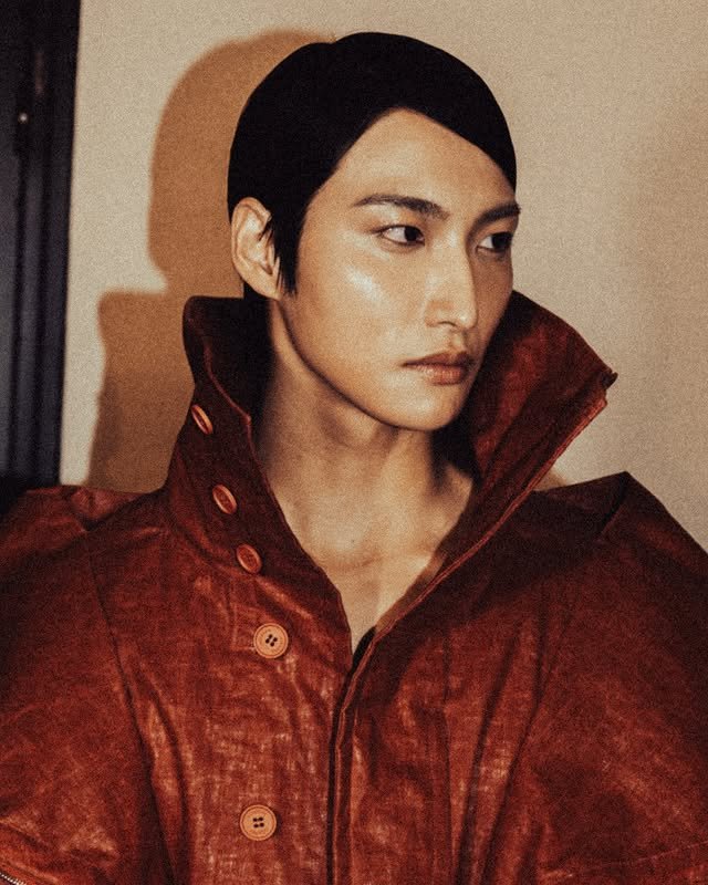 O fotogrago Jonathan Chandi compartilhou fotos do #SEONGHWA no backstage do SS26 da #SONGZIO.
