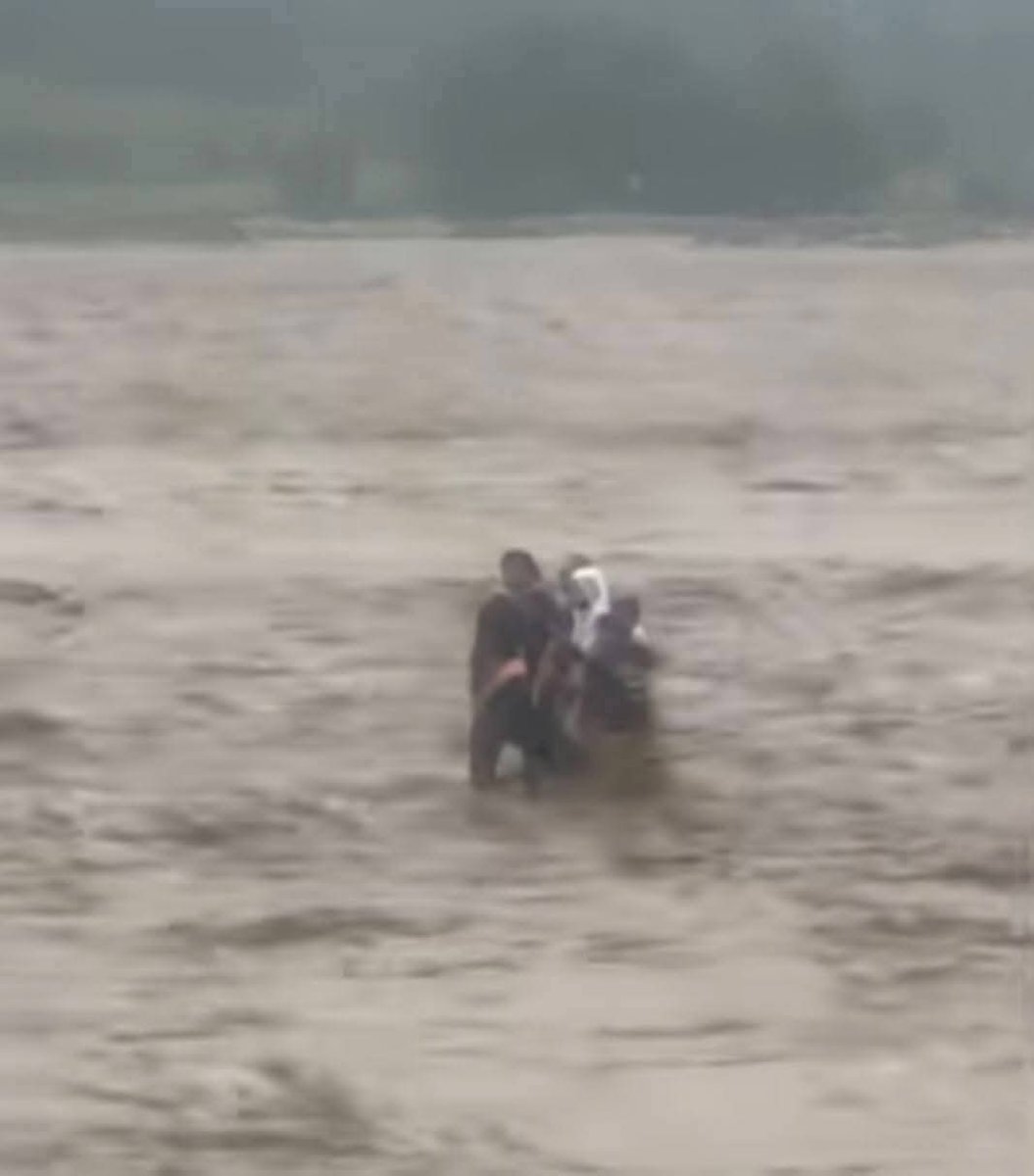 پاکستاني هیليکوپټری د پښتانو ژوند بچ کولو د پاره نه دی
بلکه صرف په پښتانو بمونو غورځولو ده پاره دي
#SwatRiver