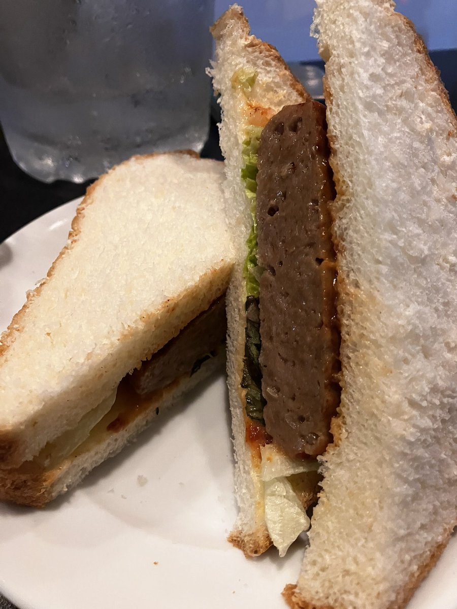 AtoC_042's tweet photo. 美味しい料理を堪能

ハンバーガー
たらこスパゲッティ
豆腐のサッパリ野菜ソースかけ（？）

#BUTLERBERTH
#美魔女降臨 https://t.co/XG64Dn6CJ2