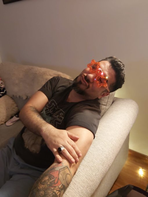 Lo bueno de un hombre de 50 es que no pierde el tiempo: te lee el cuerpo como si fuera su libro favorito, y no se saltea ni una página🤭
Y si encima huelen rico, tienen manos grandes y lindas, altos y con barba...
Tienen el caquero a disposición!

Buenos días!