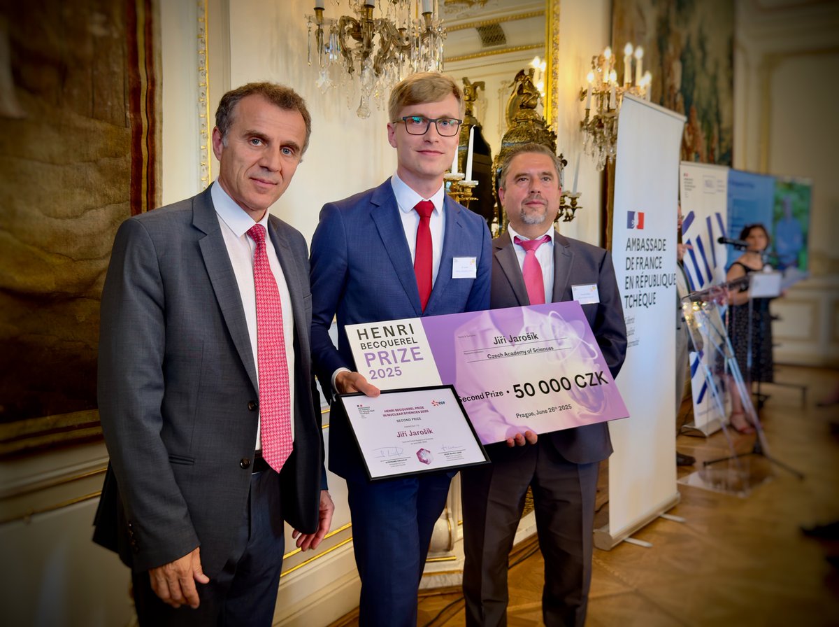 EDFproCesko's tweet photo. Ředitel české pobočky EDF Roman Zdebor a francouzský velvyslanec @stephanecrouzat ocenili mladé české vědkyně a vědce, kteří uspěli na letošních Vědeckých cenách francouzského velvyslanectví. EDF je dlouholetým sponzorem Ceny Henriho Becquerela za jaderný výzkum. https://t.co/ACeUdPweZN