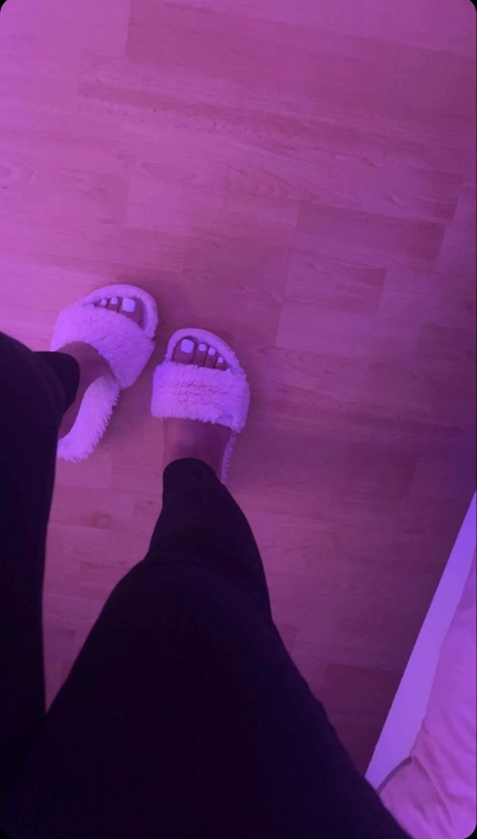 Lena_Feet_4's tweet photo. #barefeet #feetwithtattoos #paintedtoes #redtoes #higharches #wrinkledsoles #footfetishnation
#feetondemand #customfeetpics https://t.co/nWPNaDVoWL