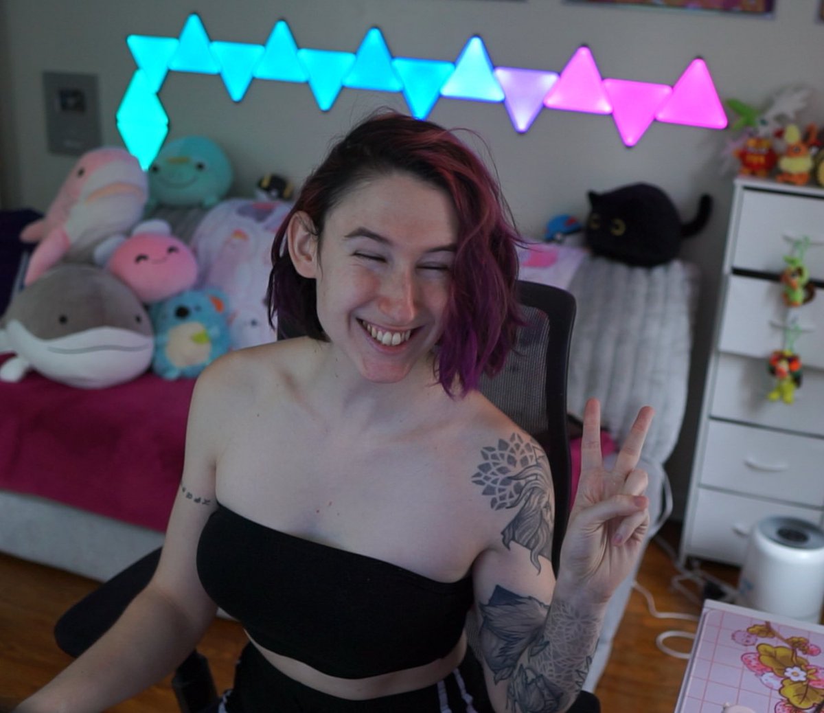 Bloody's tweet image. THE HEAT WAVE HAS BROKEN YA GIRL IS FINALLY FREEEEEEE
time for some NOT SO SWEATY gaming today ^_^
✨ twitch.tv/bloody ✨