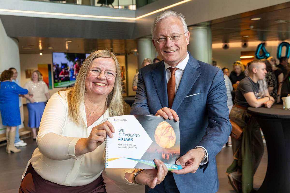 FlevoNieuws's tweet image. Wij Flevoland 40 jaar! Vandaag, 27 juni, precies 40 jaar geleden werden onze 6 gemeenten wettelijk samengevoegd tot รฉรฉn provincie. Een historische dag! Het plan voor de viering is overhandigd aan @cdkflevoland, met korte, leuke vooruitblikken op volgend jaar. ๐ #wijflevoland