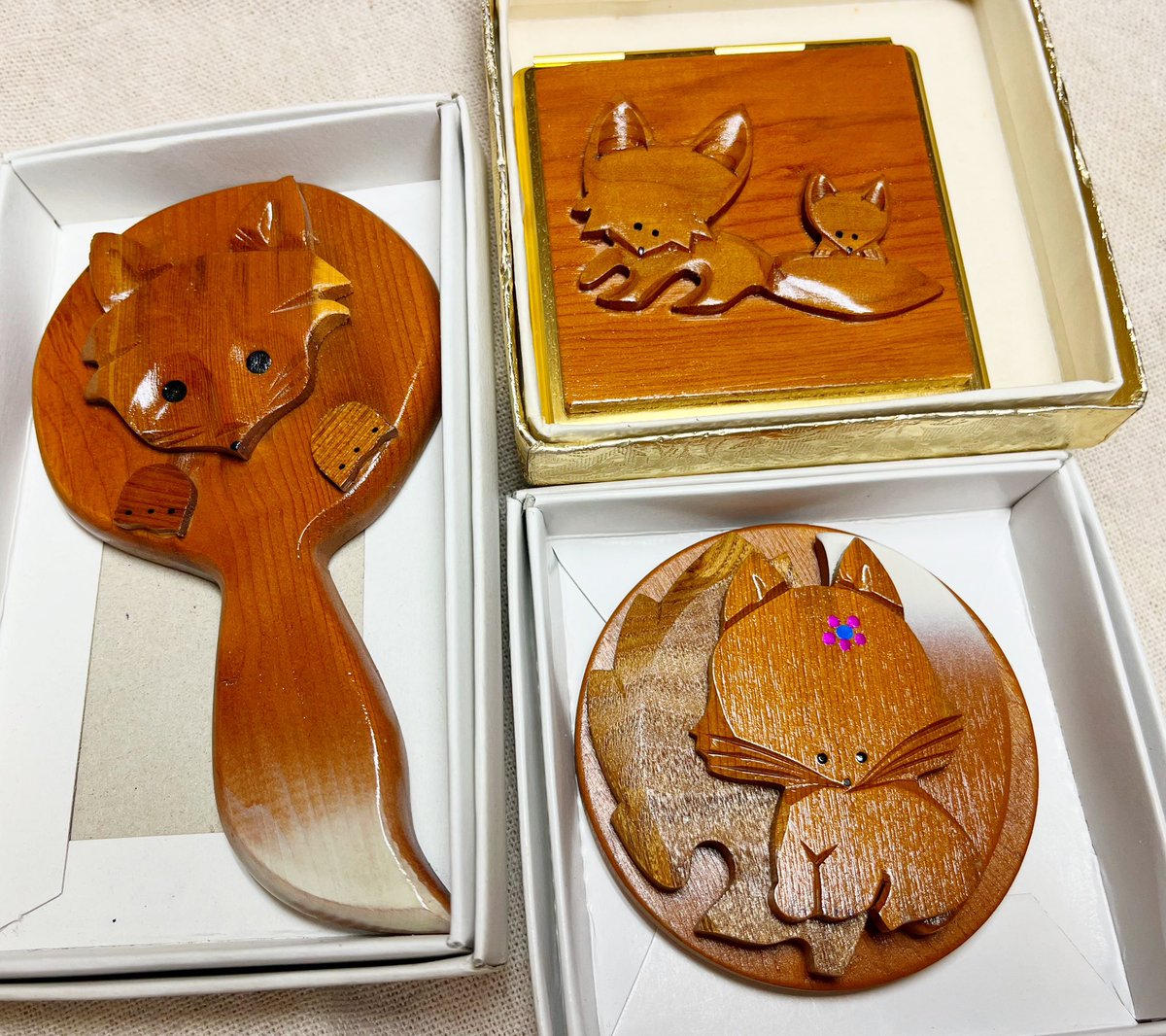 🌟今日のお土産たち🌟
北海道土産のキツネの手鏡🦊🪞
これは今でも似たようなの販売されてるんかな？わかんないんだけど。
むっかし昔、別々の方からいただきました🌟
素朴でめちゃくちゃ可愛い。
#昭和レトロ   #コレクション整理中 #お土産
