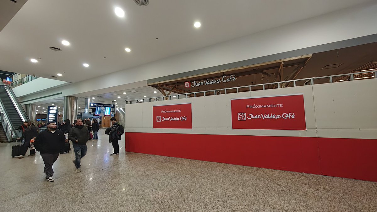 dboldini's tweet image. Mira @SirChandlerBlog, se viene @JuanValdezCafe en el interior con una sucursal dentro del área pública del aeropuerto Córdoba!
