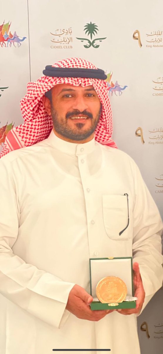 abosale7h7's tweet photo. #نادي_الإبل

تشرفت بالتكريم من صاحب السمو الملكي الامير محمد بن عبدالرحمن 
بمناسبة الفوز بفردي قعدان الشعل https://t.co/hHobZqNyeL