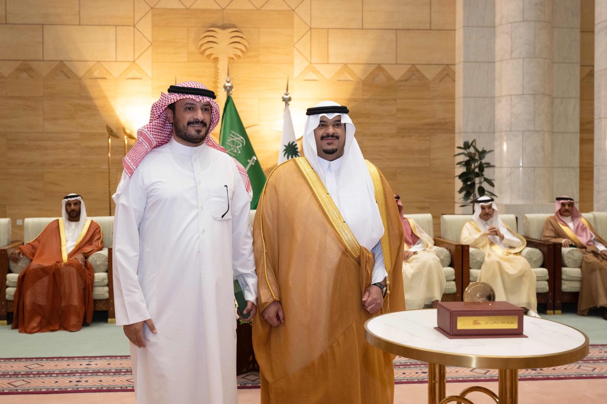 abosale7h7's tweet photo. #نادي_الإبل

تشرفت بالتكريم من صاحب السمو الملكي الامير محمد بن عبدالرحمن 
بمناسبة الفوز بفردي قعدان الشعل https://t.co/hHobZqNyeL