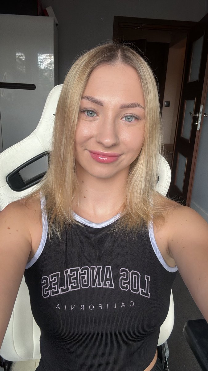 I'm doing a challenge until the end of June I have to hit 3k elo on faceit! 
Check out the stream ⬇️
twitch.tv/angelkacs