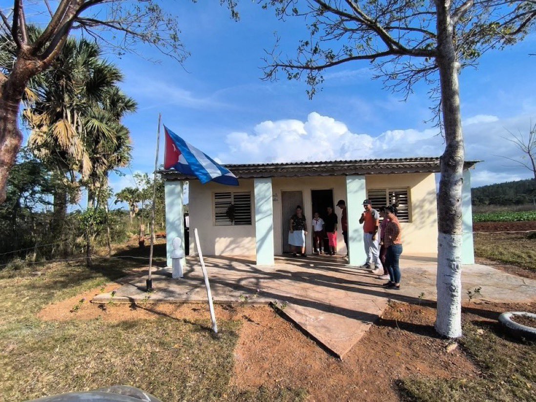 Esto es Cuba. A pesar de ser un país en desarrollo sometido a un bloqueo estadounidense que dura seis décadas, logra mantener abierta una escuela para un solo estudiante en plena naturaleza.

Grande 🇨🇺✊🏻