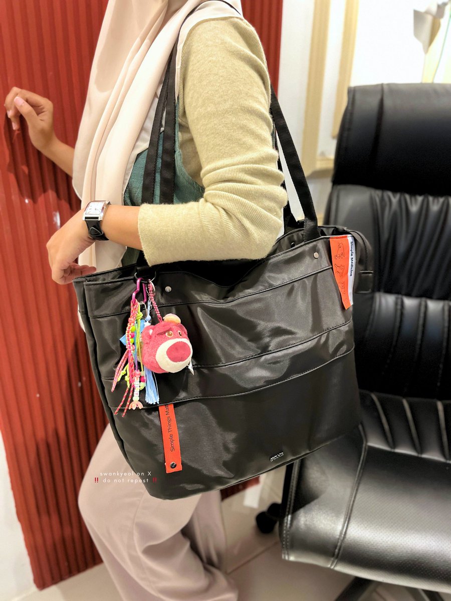 swankyeol's tweet image. bener sih kata orang, kerja tuh emang butuh fisik dan mental yg siap tempur
mulai dari jalanan, deadline, sampe pindah-pindah tempat meeting
makanya outfit harus nyaman, sepatu gak boleh nyiksa dan tas….harus muat banyak, nyaman dibawa, dan tahan cuaca