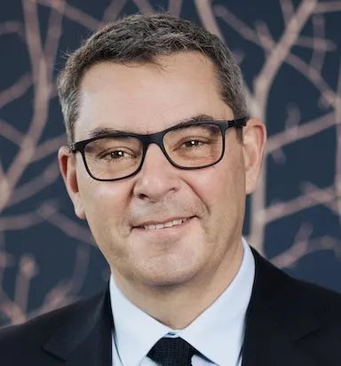 Ainsi, après une brève réunion autour de la machine à keffieh, Guillaume #Martinaud patron d’#ORPI décide de licencier un employé car celui ci a eu une altercation dans la rue avec #rimahassan ! RIP le code du travail.
