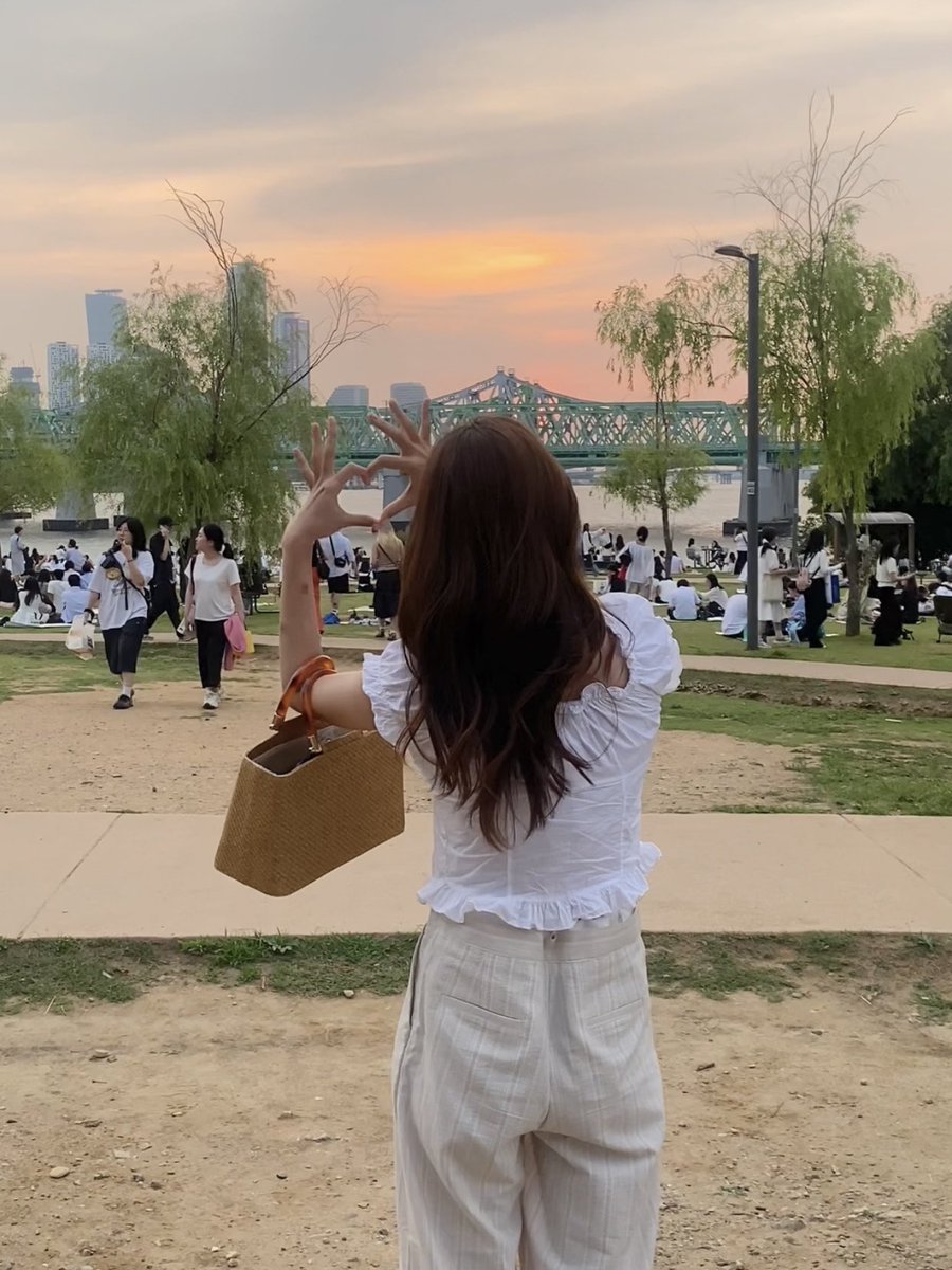 ddafm_en's tweet image. 韓国のソウルで今イチオシヒーリングスポットがハンガンなんだけど、定番のヨイドとかじゃなくて노들섬が絶景！✨
天気がいい時はカップルや友達でレジャーシートを引いてゆっくり過ごしてるよ🤍
デートスポットにもぴったりだし夕日が本当に綺麗に見えるから人生写真撮りたい人は絶対行くべき🫶🏻