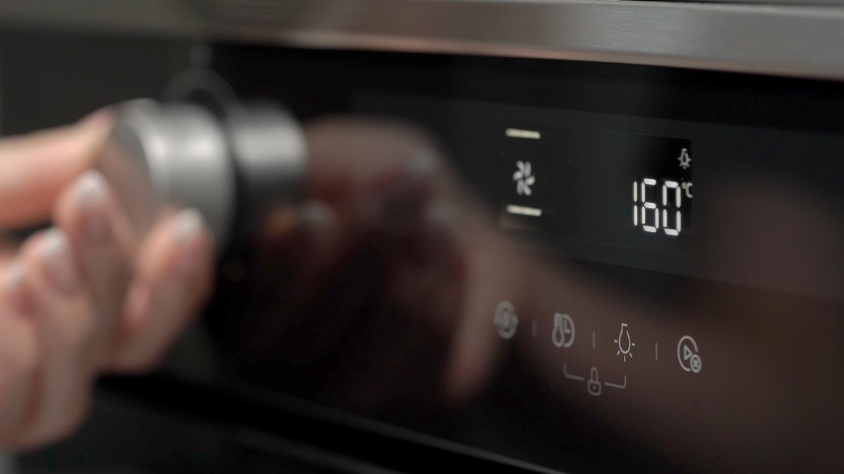 DandG_Global's tweet image. 🍽️ Not sure what all those oven symbols mean? You’re not alone!
Our easy oven symbols guide helps you cook with confidence and get the most from your appliance.
🔥 bit.ly/3wFA6ea