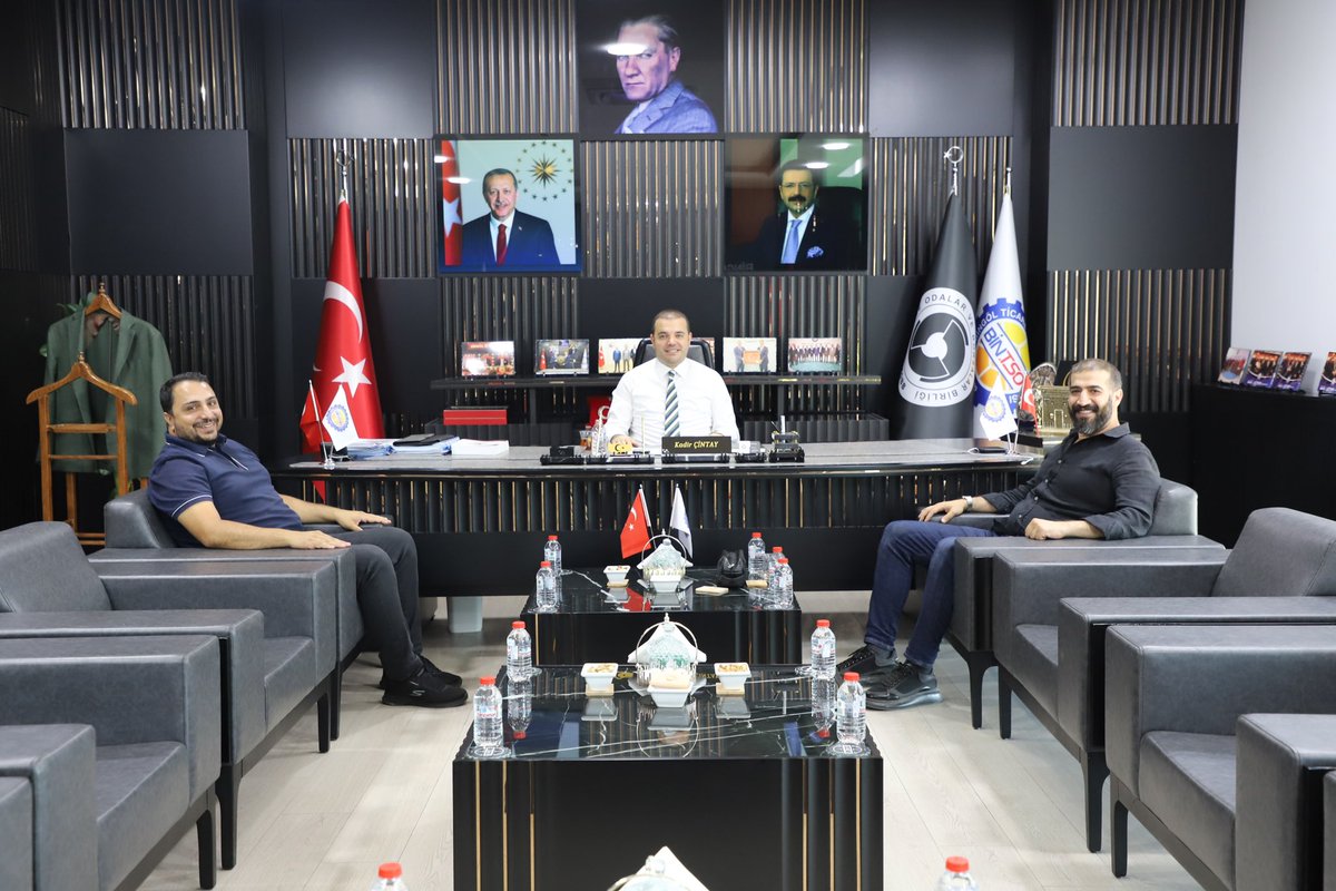 Oyuncu ve tiyatrocu Sayın <a href="/yusufbuyankara/">yusuf buyankara</a> ile Sayın <a href="/EmreSOLMAZ1212/">Emre SOLMAZ</a>, Odamızı ziyaret ederek Yönetim Kurulu Başkanımız Kadir Çintay ile bir araya geldiler.