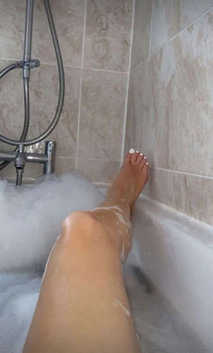 Cam Session 15min für 20€ meldet euch 

#camsession #herrin #paypig #geldsklave #geldschwein #findom #dom #bored