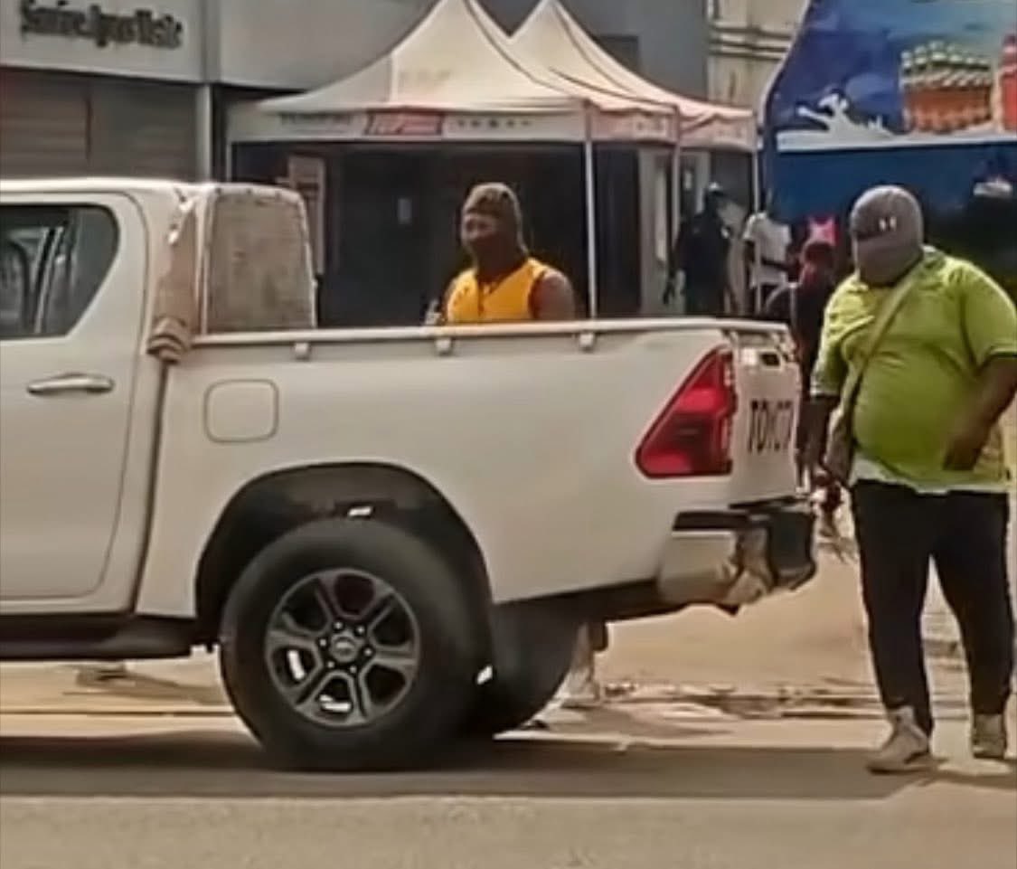Farida_N's tweet photo. Au Togo, la répression a un prix : 150 000 francs CFA. C’est le montant que le régime de Faure Gnassingbé verse à ses milices pour agresser les manifestants. 150 000 francs CFA pour frapper, blesser, parfois tuer ceux qui osent réclamer la fin de la souffrance et de l’oppression. Ceux qui revendiquent simplement le droit fondamental de vivre dignement dans leur propre pays.

Cette somme, dérisoire, est pourtant une fortune pour beaucoup de ces hommes oisifs que la misère a abrutis. Et c’est là tout le cynisme du pouvoir. Car si l’on peut acheter des hommes pour si peu, c’est bien parce que la pauvreté a été méthodiquement entretenue. Le régime a ruiné le pays jusqu’à produire des générations entières de jeunes sans avenir, transformés en bourreaux de leurs propres frères pour quelques miettes.

À vous, miliciens, « gros bras » en cagoules, que le régime manipule comme des pions : savez-vous ce que vous valez ? 150 000 francs CFA ! Voilà le prix de votre conscience et de votre dignité: c’est ce que vous touchez pour brutaliser ceux qui luttent afin que vos propres enfants aient un avenir meilleur que le vôtre. Vous êtes devenus les gardiens d’un système qui vous affame, les chiens de garde d’un régime qui vous méprise.

Et que feront ces 150 000 francs CFA pour vous ? Seront-ils suffisants pour scolariser vos enfants jusqu’à l’université ? Pour nourrir vos familles pour le reste de vos jours ? Évidemment que non: et vous le savez.

Vous avez choisi de vous vendre à bas prix, comme des pièces détachées de seconde main déversées au port autonome de Lomé pour épargner la pollution à l’Europe. Vous avez accepté de devenir des instruments de terreur. Vous avez choisi le camp des oppresseurs en oubliant que demain, vous serez à votre tour leurs victimes. D’ailleurs, vous l’êtes déjà.

Car n’eût été la misère et le chômage, aucun être humain digne n’accepterait cette besogne, même pour dix fois plus. Mais vous faites pitié, car il n’y a pas pire abrutissement que celui d’un opprimé qui ignore sa condition, au point d’aider ses bourreaux à mieux l’exploiter.

À Faure Gnassingbé et ses sbires, continuez dans votre sauvagerie. Pendant ce temps, le peuple, lui, ne recule pas. Distribuez nos millions à vos milices. Vous ne pourrez pas faire taire un peuple en colère. Ce peuple sait désormais que la peur ne sauve pas, que la résignation ne libère guère et que la soumission ne garantit rien.

Faure Gnassingbé et sa clique peuvent acheter quelques bras mais ne pourront  jamais acheter l’âme du peuple togolais parce que la liberté ne se marchande pas : elle se conquiert. Et cette jeunesse togolaise est déterminée à la conquérir, coûte que coûte.

Quand on accepte de tuer pour 150 000 francs CFA, on accepte de mourir pour rien. Quand on trahit les siens pour une enveloppe, on creuse sa propre tombe. Sachez-le : le vent tourne. Et quand il tournera pour de bon, ceux qui ont frappé devront répondre. 

Le Togo ne se soumettra plus car son peuple a décidé de se lever et il ne s’arrêtera pas tant que la dictature n’aura pas été renversée.

#FaureMustGo  #FreeTogo #TogoDebout