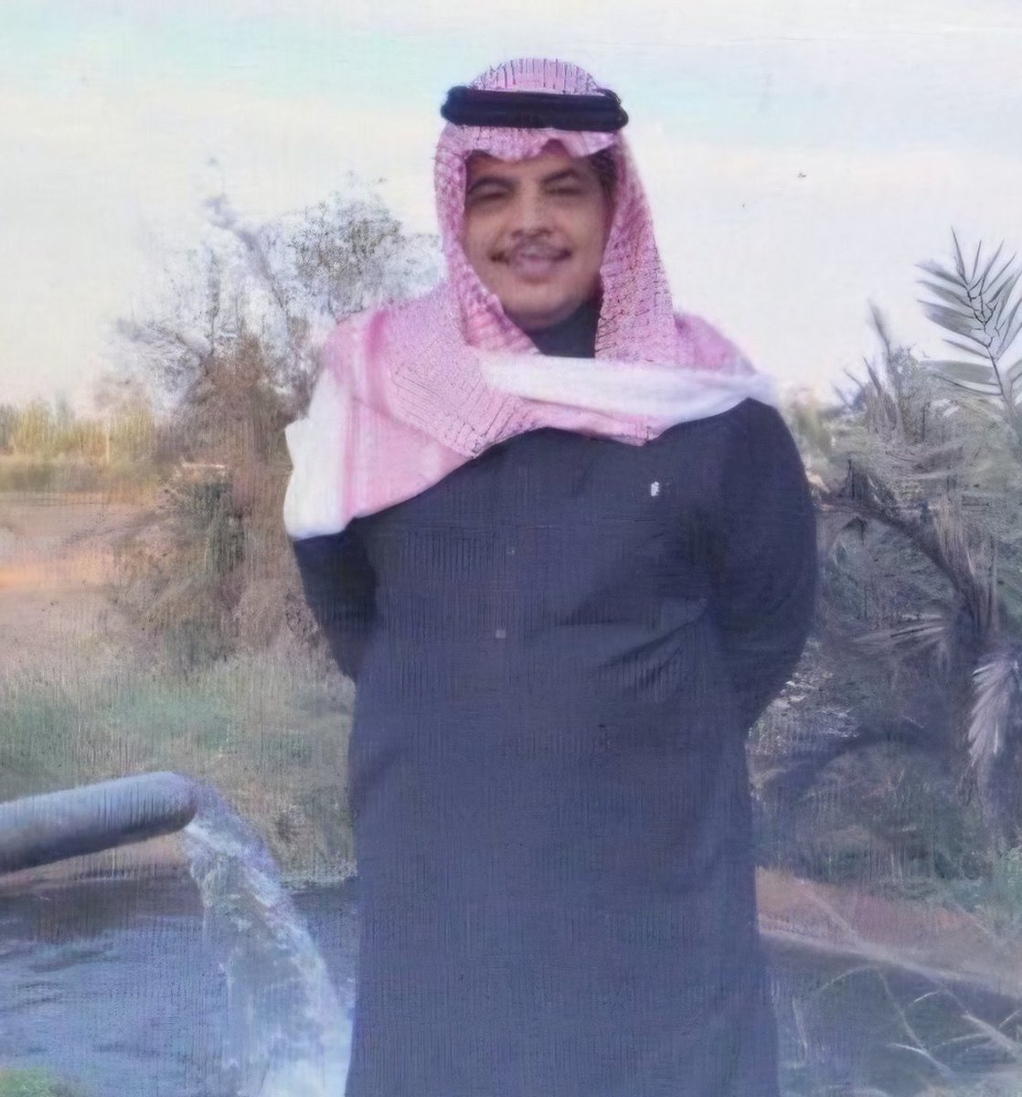 لطالما مهد الأب لنا الحياة 
اتفه ماتشتهي انفسنا هو غالي عنده وامنياتنا الصعبة التي ليست في يده يتحدث معنا على انها تتمّ لامحالة،
حتى الرفض له فيه سياسة حنونة 
لذلك كل ماعيني لمحت وجهه الحبيب رددت "ليت العمر يهدى.. ابهديك عمري" 
الله يرحمك ويجمعنا فيك بالفردوس الأعلى من الجنة