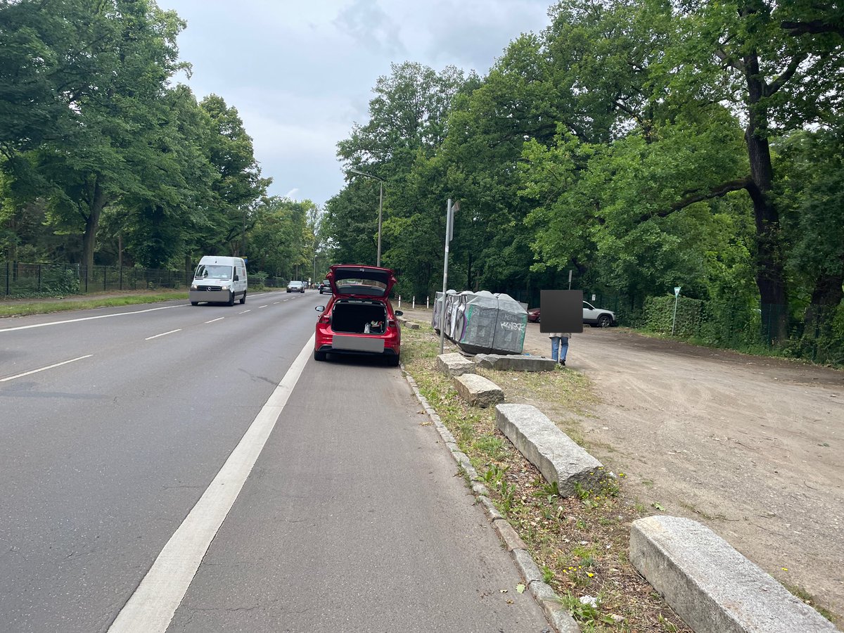 BikerPankow's tweet image. Parkplatz direkt an den Glascontainern vorhanden — egal, denn auf dem Radweg ist es bequemer. #HermannHesseStraße #Pankow