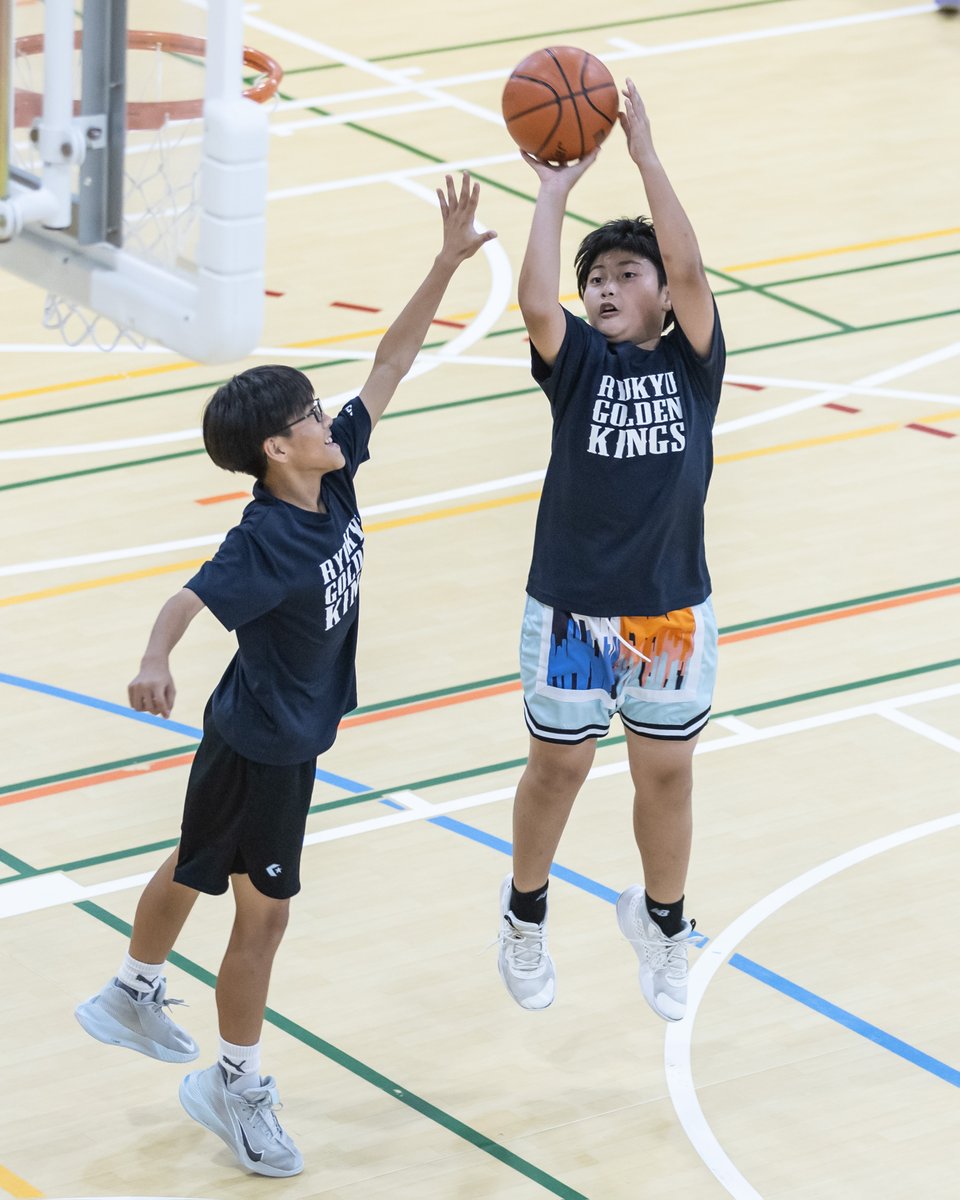 本日は、キングスアカデミーの子供たちの様子をお届けします！
バスケットボールを通してスクール生同士の絆を深め、日々切磋琢磨し合っています。

キングスは引き続き青少年の健全な心身の育成に取り組んで参ります。

▽キングスアカデミーの詳細はこちら
okinawa-sports-academy.jp