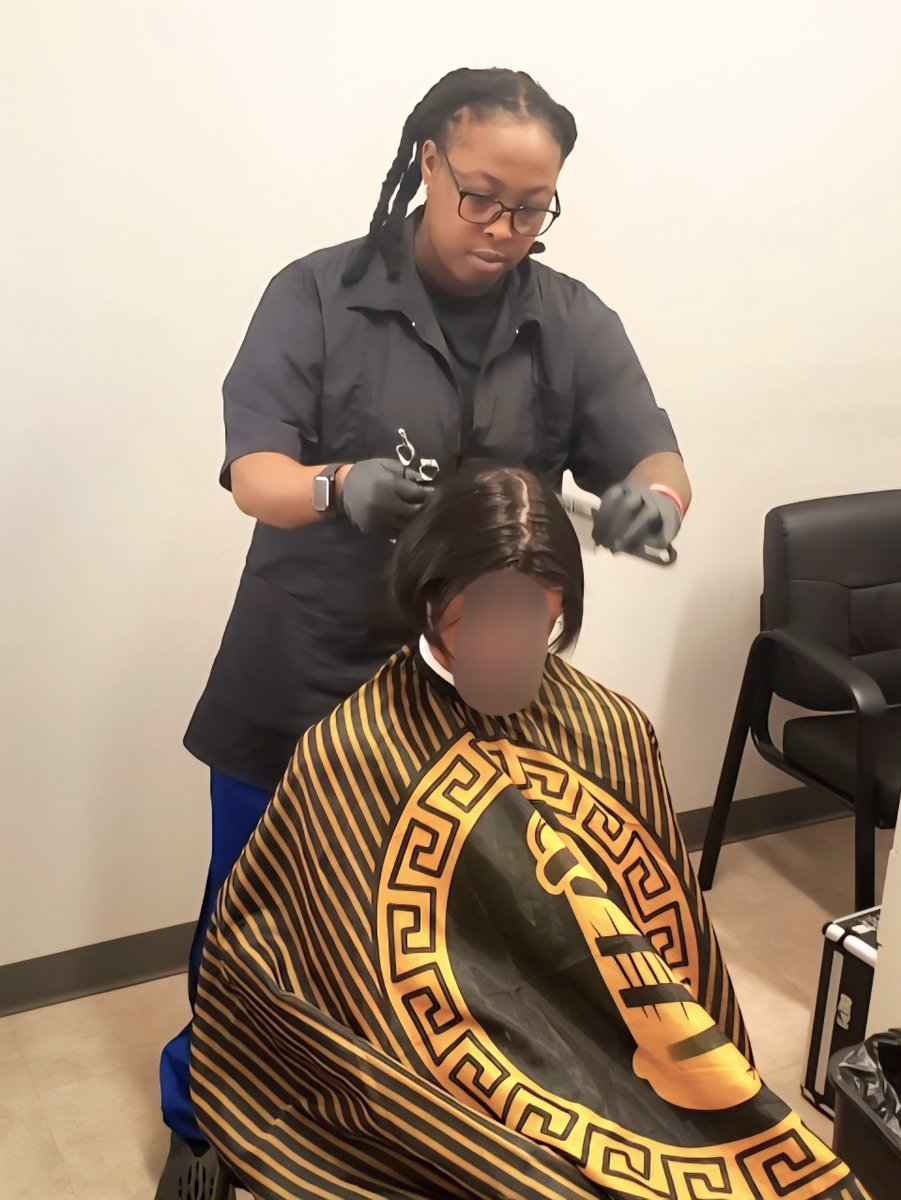 cssbh's tweet image. BIG THANKS to Takiah Thompson of Legends Barbershop &amp;amp; Lounge! Takiah was moved to offer free barber services to those using our homeless outreach service. It&apos;s amazing how uplifting a simple haircut or shave can be for those who don&apos;t get those services regularly. Thanks, Takiah!