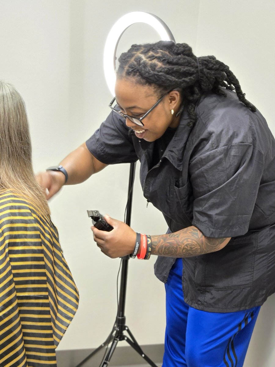 cssbh's tweet image. BIG THANKS to Takiah Thompson of Legends Barbershop &amp;amp; Lounge! Takiah was moved to offer free barber services to those using our homeless outreach service. It&apos;s amazing how uplifting a simple haircut or shave can be for those who don&apos;t get those services regularly. Thanks, Takiah!