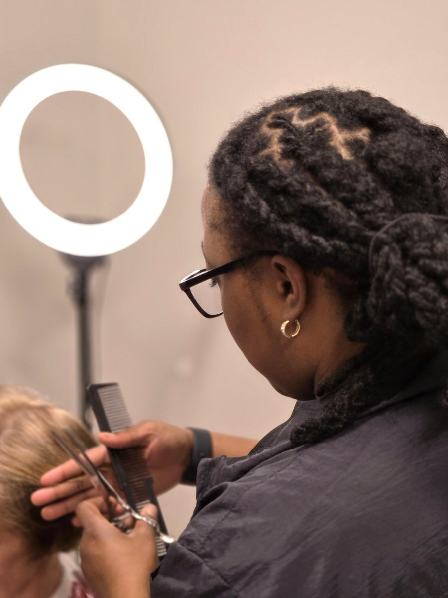 cssbh's tweet image. BIG THANKS to Takiah Thompson of Legends Barbershop &amp;amp; Lounge! Takiah was moved to offer free barber services to those using our homeless outreach service. It&apos;s amazing how uplifting a simple haircut or shave can be for those who don&apos;t get those services regularly. Thanks, Takiah!