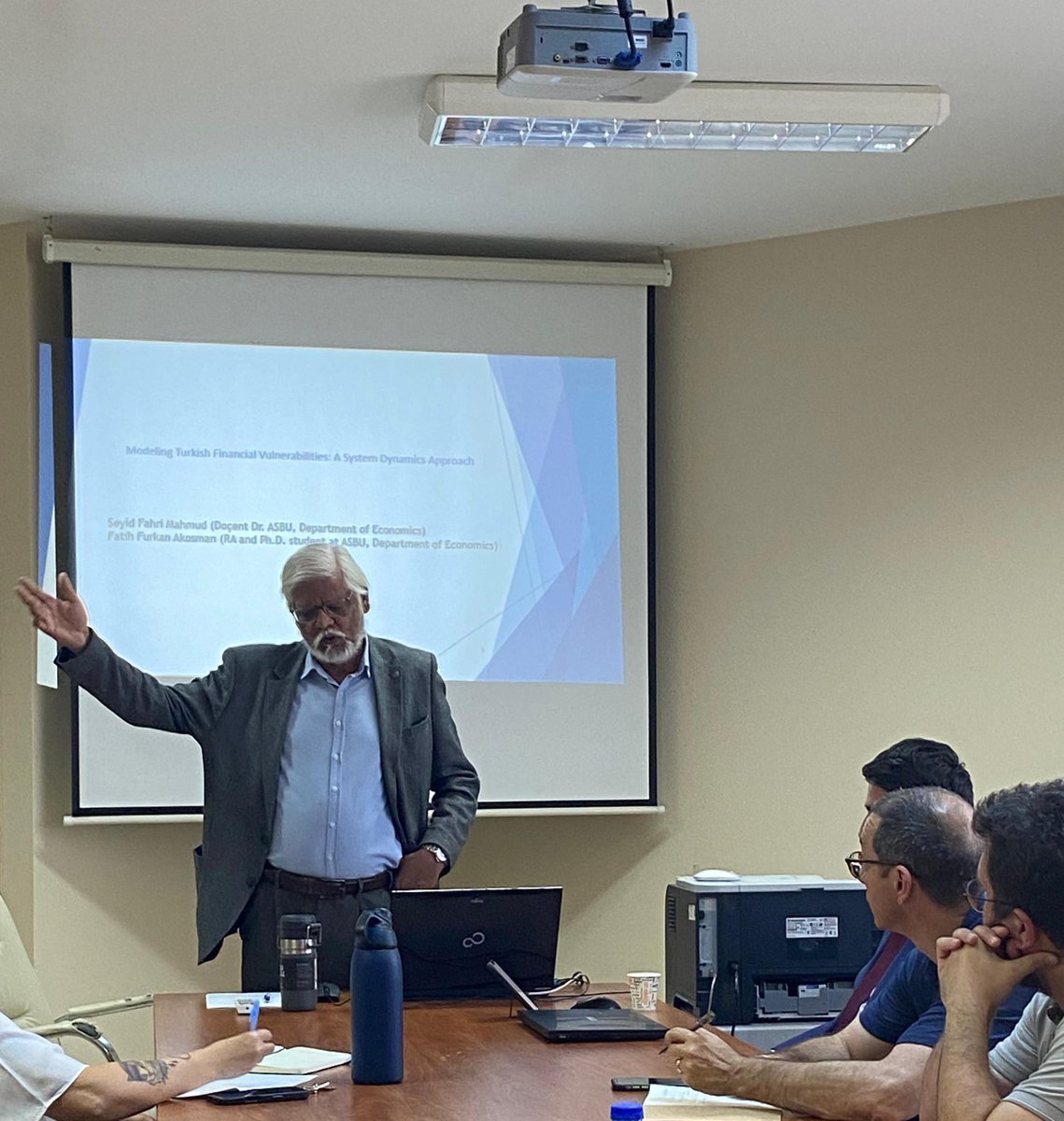 Bölümümüz öğretim üyesi Doç. Dr. Seyid Fahri Mahmud ve Arş. Gör. <a href="/akosmanff/">Fatih Furkan Akosman</a>  Başkent Üniversitesi İktisat Bölümü'nde 26 Haziran Perşembe günü "Türkiye'nin Finansal Kırılganlıklarının Modellenmesi: Sistem Dinamiği Yaklaşımı" başlıklı bir sunum yapmıştır.