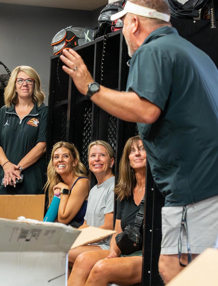 CoachKDallas's tweet image. We had 56 moms sign up for our first ever…
“HEBRON MOMS FOOTBALL 101 CLINIC”
Our moms got to…
-Try on helmet,shoulder pads,& their son’s jersey
-Learn fundamentals of throwing/catching
-Have a football “Q & A”
🔥MOTHERS OF THE BROTHERS🔥
@HebronLionsFB