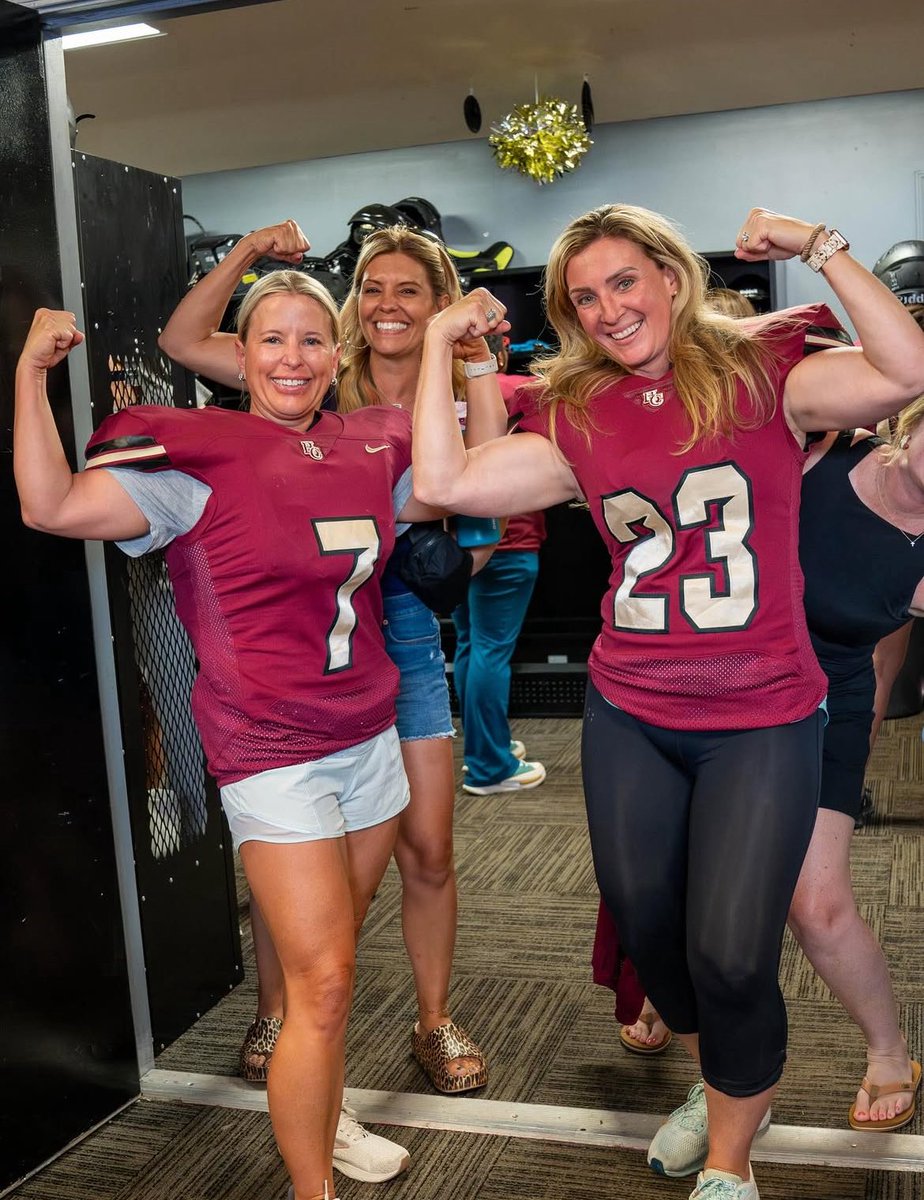 CoachKDallas's tweet image. We had 56 moms sign up for our first ever…
“HEBRON MOMS FOOTBALL 101 CLINIC”
Our moms got to…
-Try on helmet,shoulder pads,& their son’s jersey
-Learn fundamentals of throwing/catching
-Have a football “Q & A”
🔥MOTHERS OF THE BROTHERS🔥
@HebronLionsFB