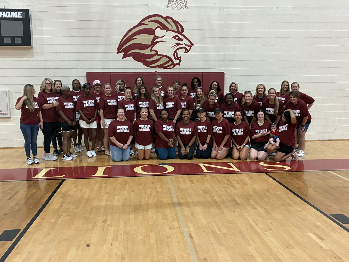 CoachKDallas's tweet image. We had 56 moms sign up for our first ever…
“HEBRON MOMS FOOTBALL 101 CLINIC”
Our moms got to…
-Try on helmet,shoulder pads,& their son’s jersey
-Learn fundamentals of throwing/catching
-Have a football “Q & A”
🔥MOTHERS OF THE BROTHERS🔥
@HebronLionsFB