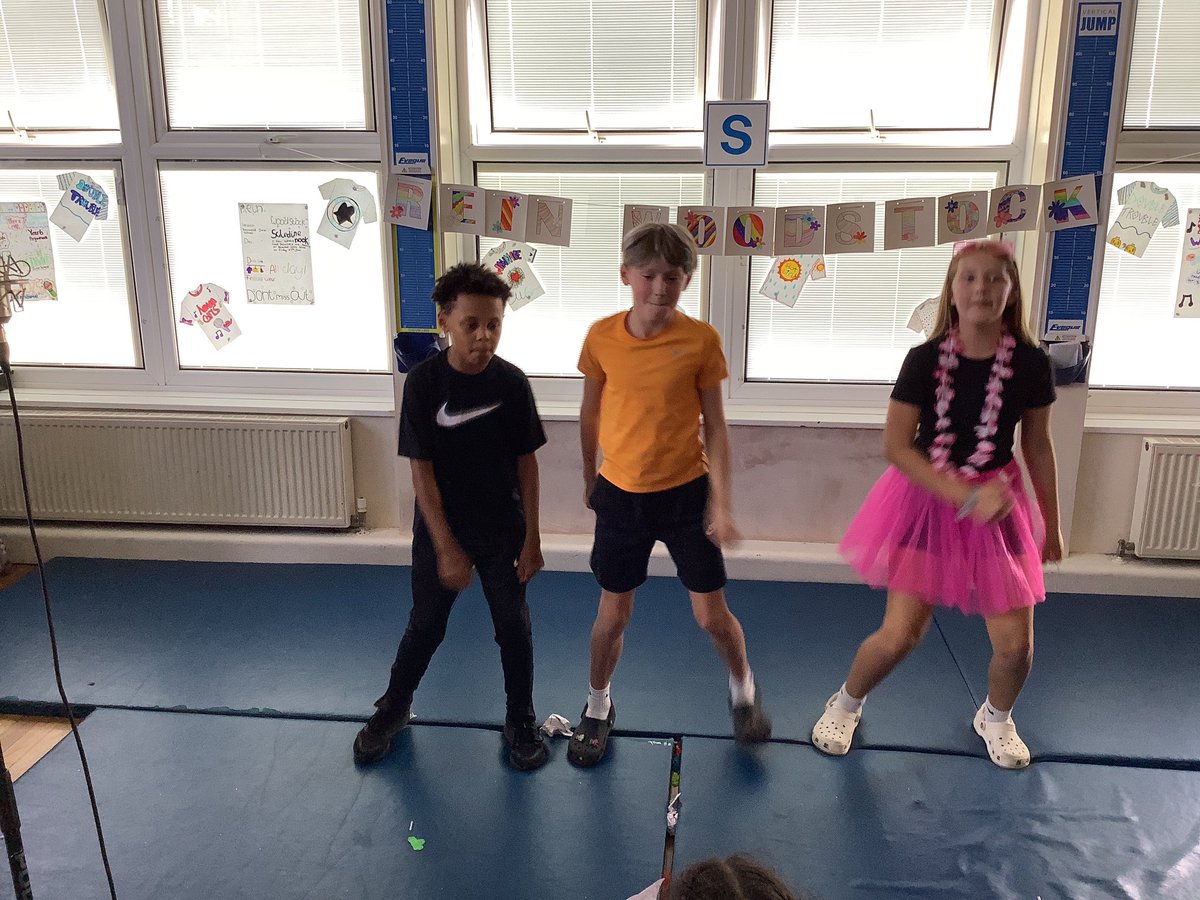 ReinwoodJuniors's tweet photo. The Greatest Showman appeared at Rein Woodstock. 

#RJS6W #RJS6G #RJS6S #RJSMusic https://t.co/tloOQg5tBO
