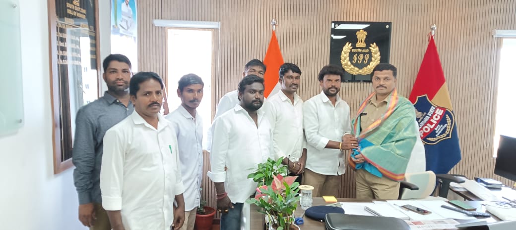 DSPGHYD's tweet image. The Greater Hyderabad Dharma Samaj Party President, Raj Kamal Maharaj, along with Saidabad (M) leaders Saidulu and etc... paid a courteous visit and felicitated Hyderabad South Zone DCP Chaitanya Kumar with a shawl.

#GreaterHyderabad - DSP @VisharadanDr