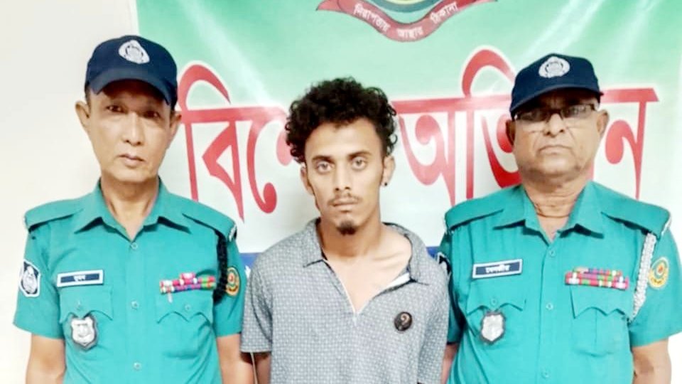 পাহাড়তলীতে অস্ত্রসহ সন্ত্রাসী গ্রেফতার, মাটির নিচ থেকে পিস্তল ও গুলি উদ্ধার