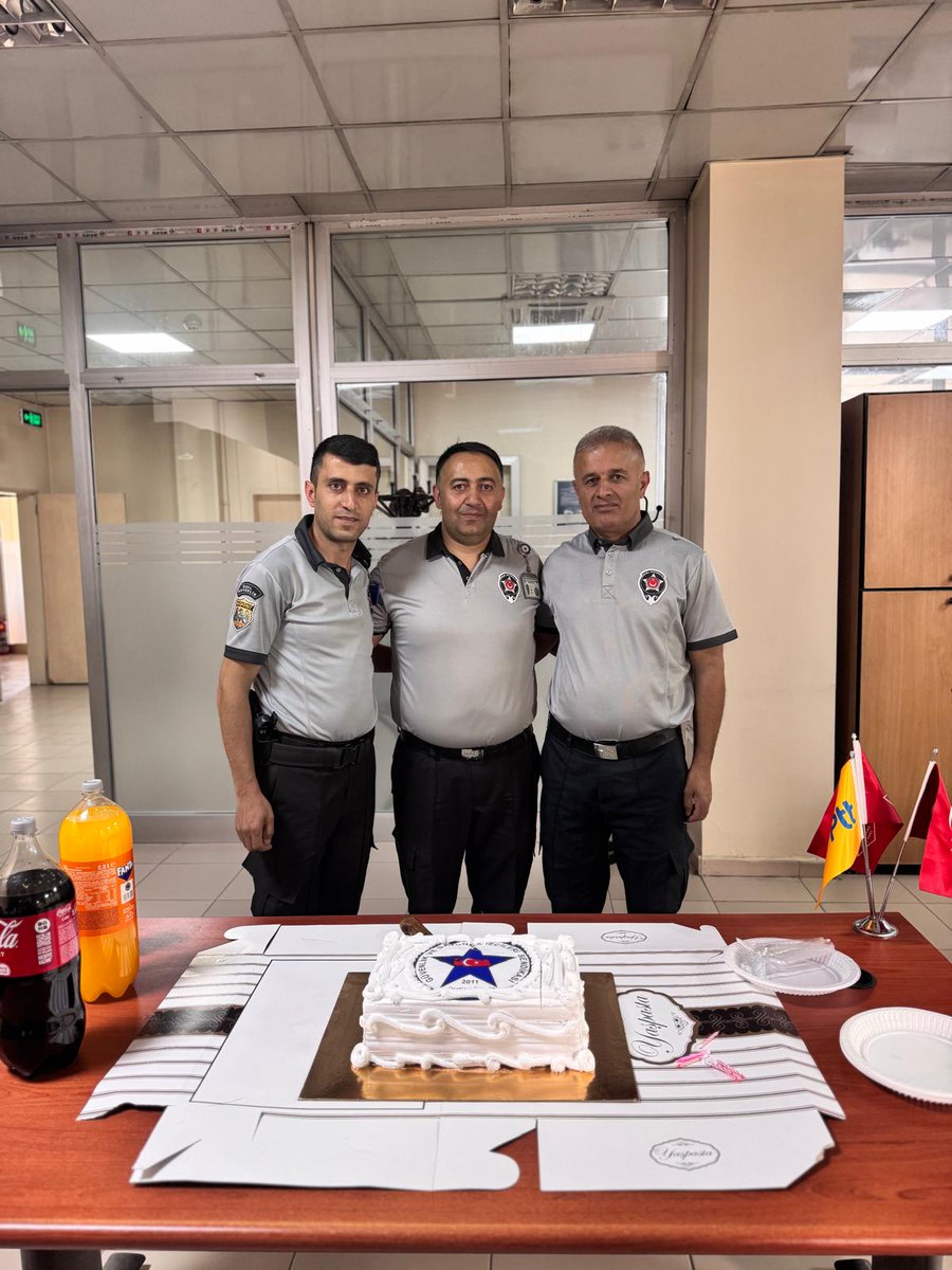 Erdall30's tweet photo. 📌 *Özel Güvenlik Haftası* 📌 vesilesiyle, Değerli PTT Başmüdürümüz, Birim Müdürlerimiz ve Mesai arkadaşlarımızla birlikte moral ve motivasyon amacıyla bir araya geldik.Bu anlamlı jesti bizlere sağlayan sendikamıza ve destekleriyle yanımızda olan kurum amirimize teşekkür ederiz.. https://t.co/ztuRiAQN15