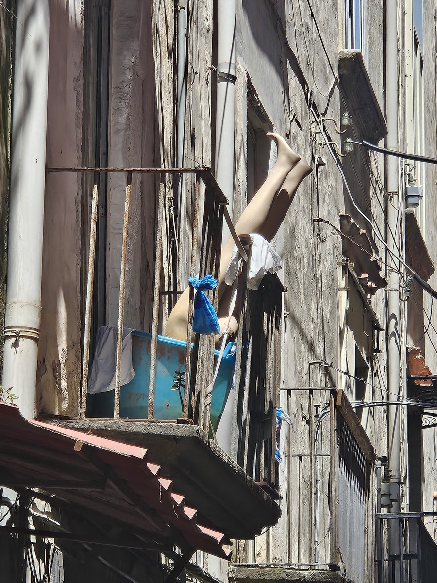 Erilaisille kesäsäille on omat selviytymisstrategiat, tässä Napolin. Suomeen tässä palatessa ehkä toisenlaisia keinoja?