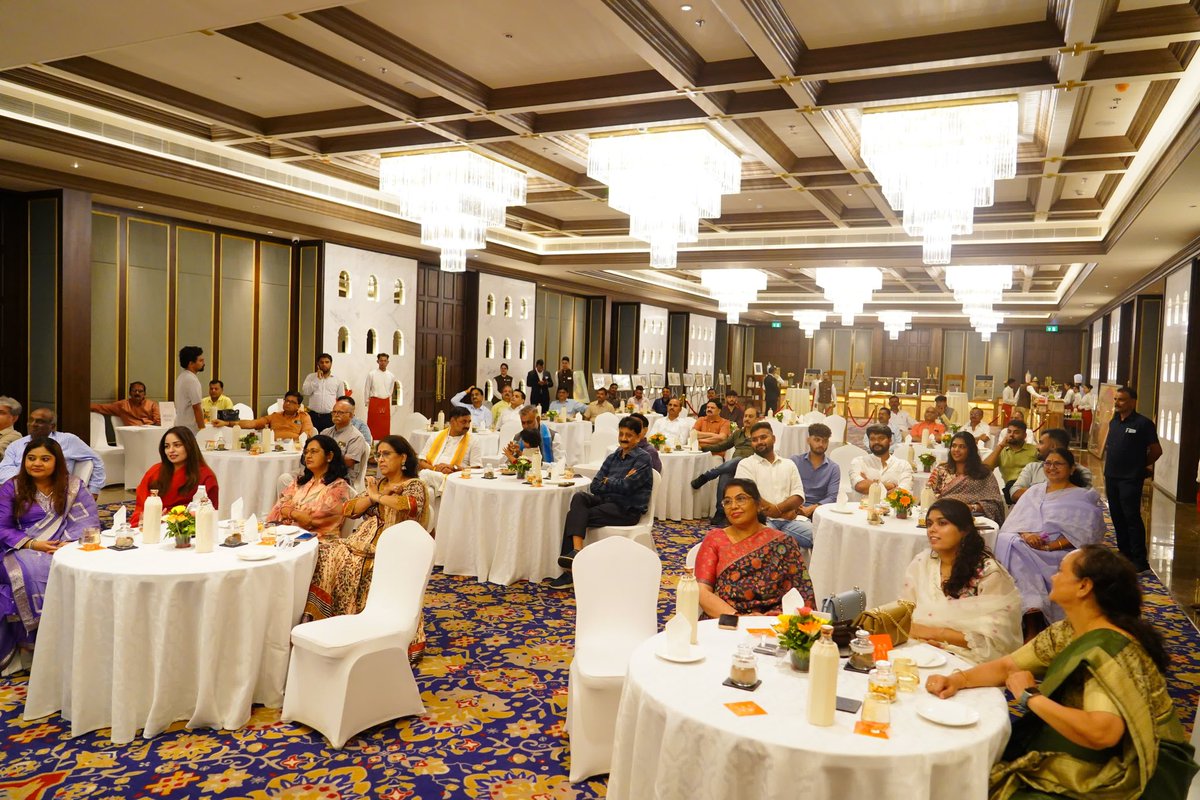 मेरी बिटिया प्रतिज्ञा के चित्रों  का होटल वेलकम ITC में आज अपने मित्रों के साथ अवलोकन किया। बिटिया ने अपनी बात कहने के लिए रंगों की भाषा चुनी हैं।उसकी इस नई अभिव्यक्ति से मैं निशब्द हूं। हां अंदर से खुश हूं। परमात्मा उसे आशीर्वाद दे और आपका सहयोग मिले।<a href="/patel_pushplata/">Pushplata S Patel</a>