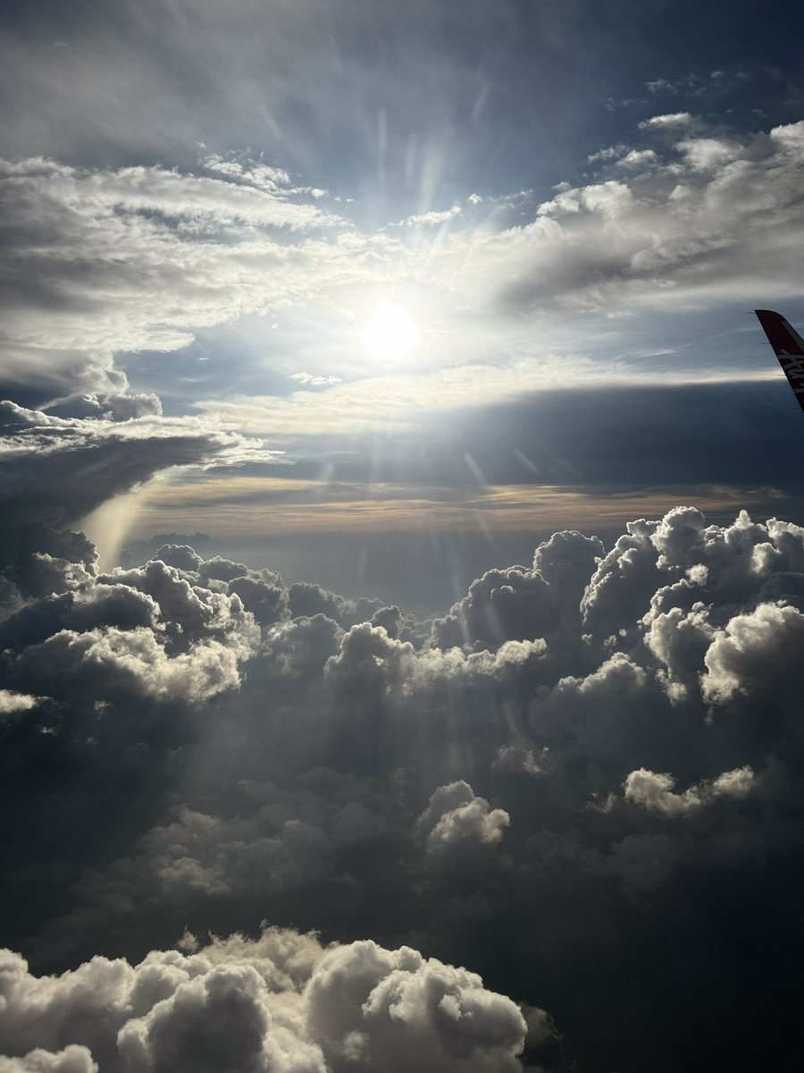 SiKencang's tweet photo. Syarat gambar awan yang segak
1. Cermin kapal terbang yang bersih
2. Cahaya matahari yang terang
3. Awan yang pelbagai bentuk
4. Sedikit jerebu https://t.co/HIao3WXksT
