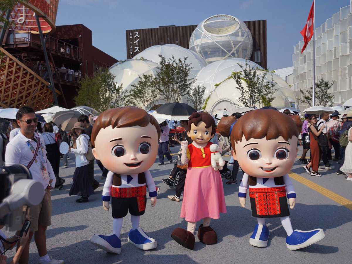 くちぶえはなぜ〜♪スイス館🇨🇭のマスコット、ハイジがセルビア館